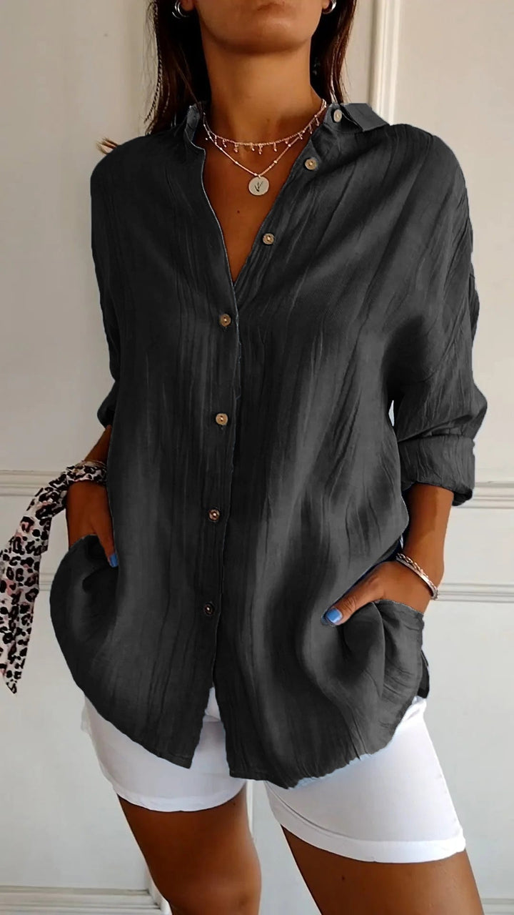 Camisa básica de mujer, estilo casual atemporal, perfecta para combinar fácilmente.