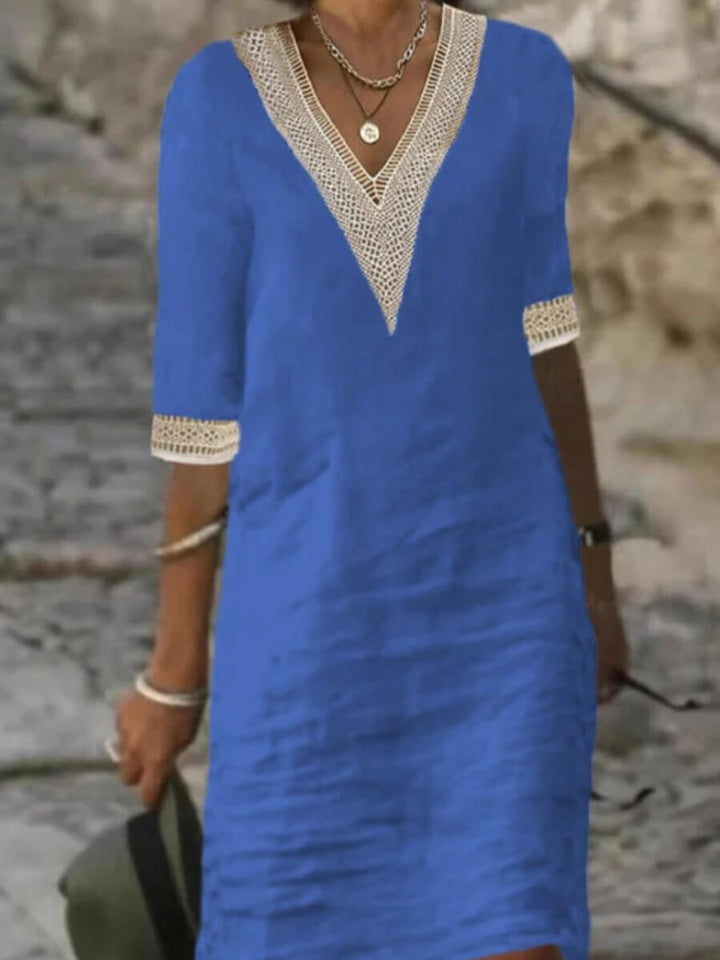 Vestido elegante de mujer con escote en V pronunciado y delicado encaje. Perfecto para fiesta.