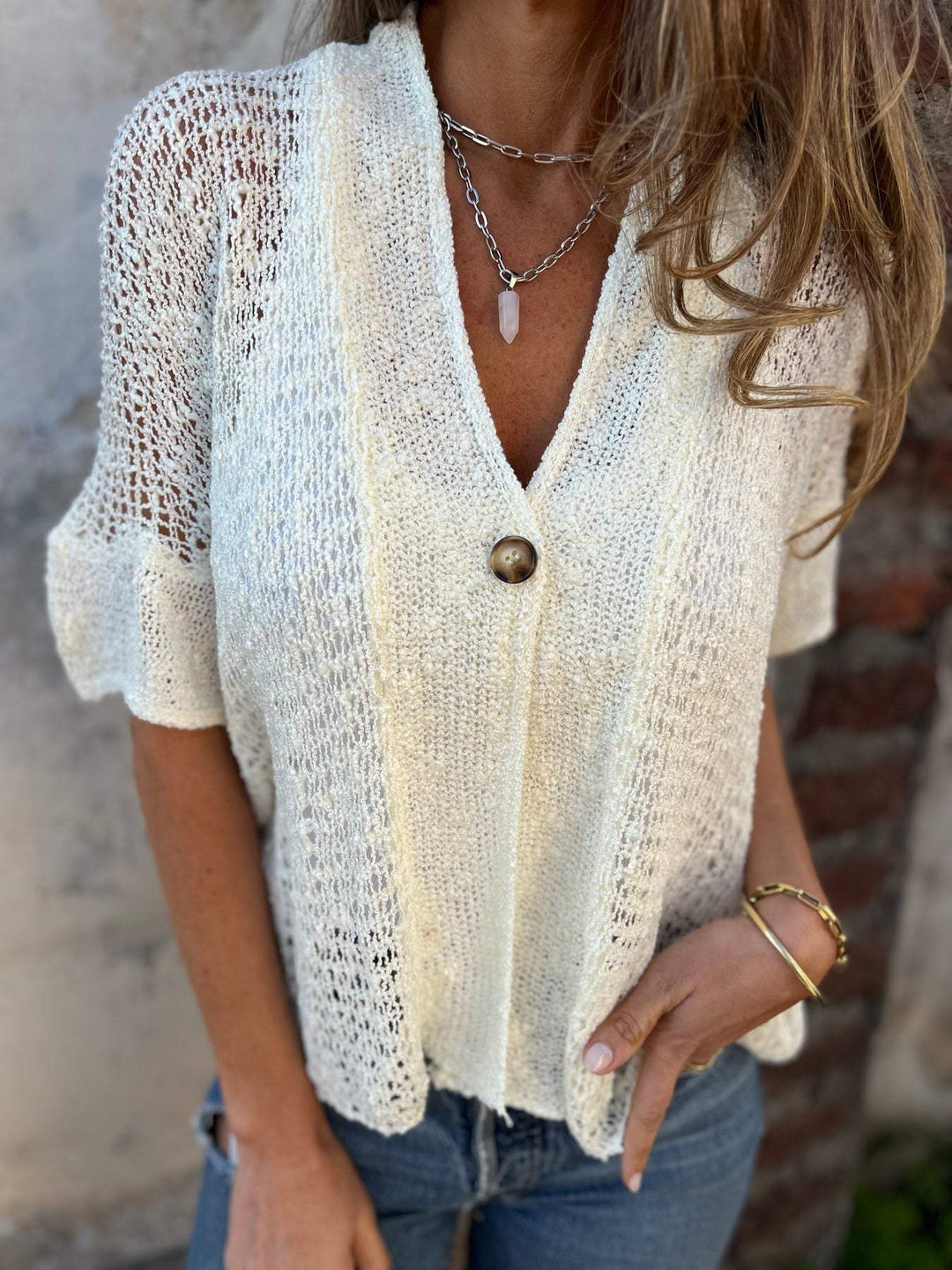 Blusa de mujer texturizada, escote V. Moda femenina versátil para primavera, verano y estilo casual.
