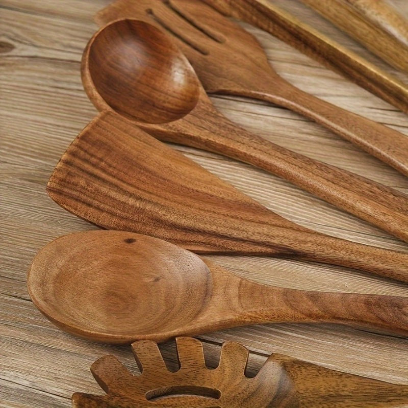 Utensilios de cocina de madera natural y funcional, set de 7 piezas esencial para cada hogar moderno.