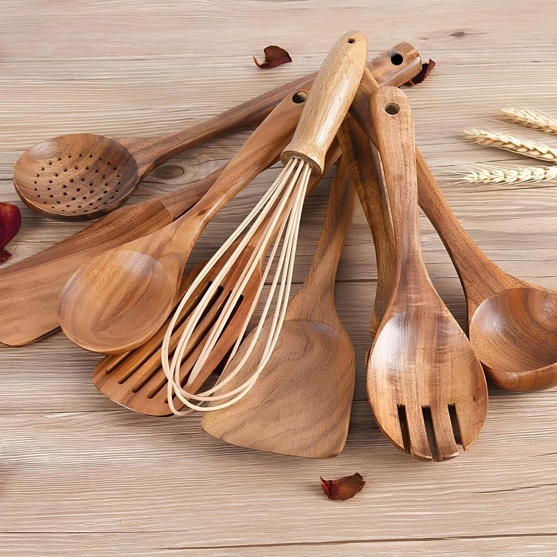 Utensilios de cocina de teca, madera natural y duradera para un menaje de hogar elegante.
