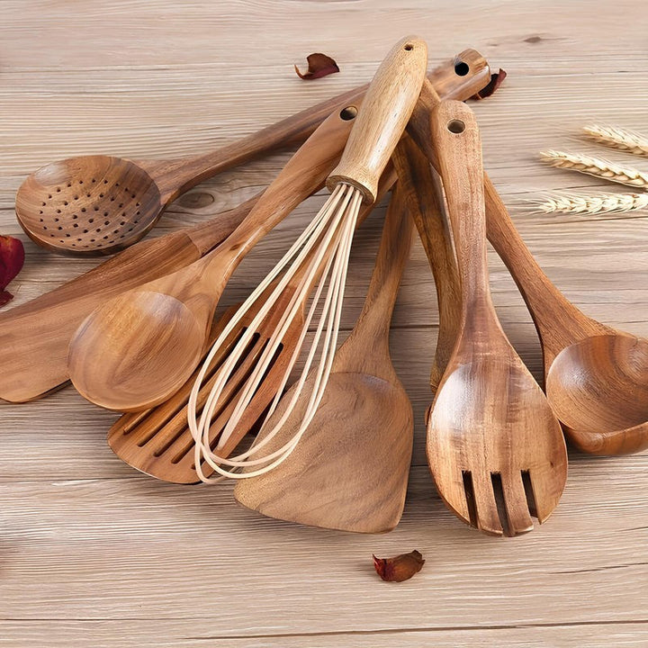 Utensilios de cocina de teca, madera natural y duradera para un menaje de hogar elegante.