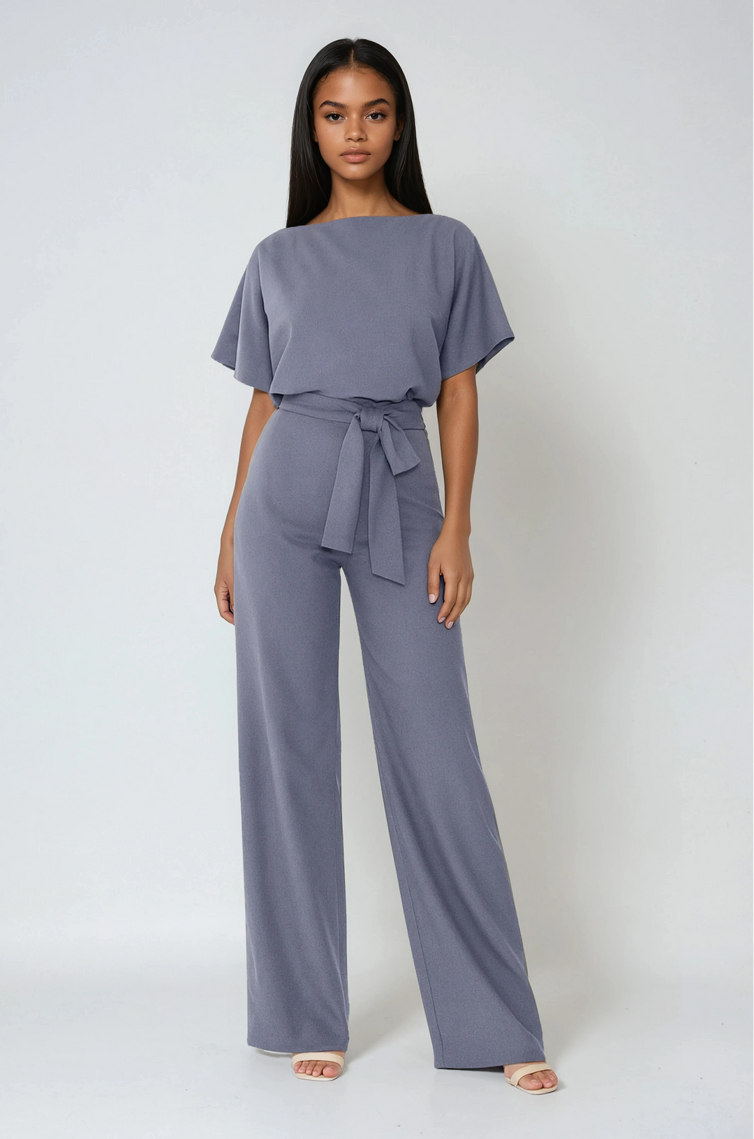 Mono elegante de mujer con pernera ancha y cinturón ajustable, ideal para un estilo sofisticado.