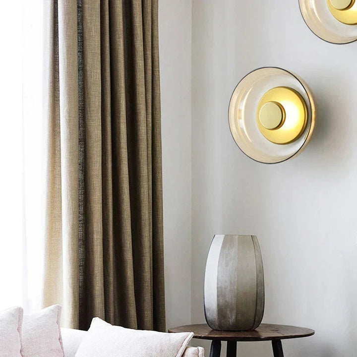 Aplique de pared moderno y minimalista, con globo de vidrio, ideal para dormitorio o sala de estar.