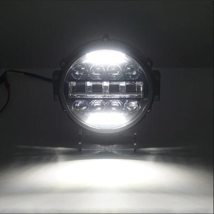 Proyector LED de largo alcance, accesorio esencial para vehículos 4x4. Iluminación automotriz todoterreno robusta.