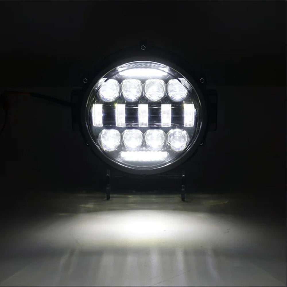 Haz de luz potente del proyector LED para 4x4, iluminando un camino oscuro. Excelente para conducción nocturna.