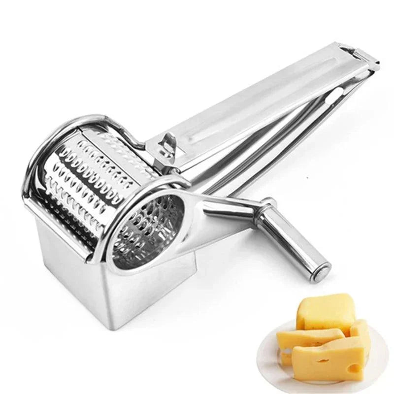 Rallador de queso manual de acero inoxidable en acción, rallando parmesano. Cocina práctica y eficiente.
