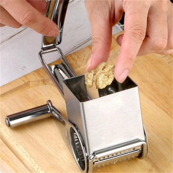 Rallador manual de acero inoxidable, versátil para queso, vegetales, chocolate. Herramienta de cocina esencial.