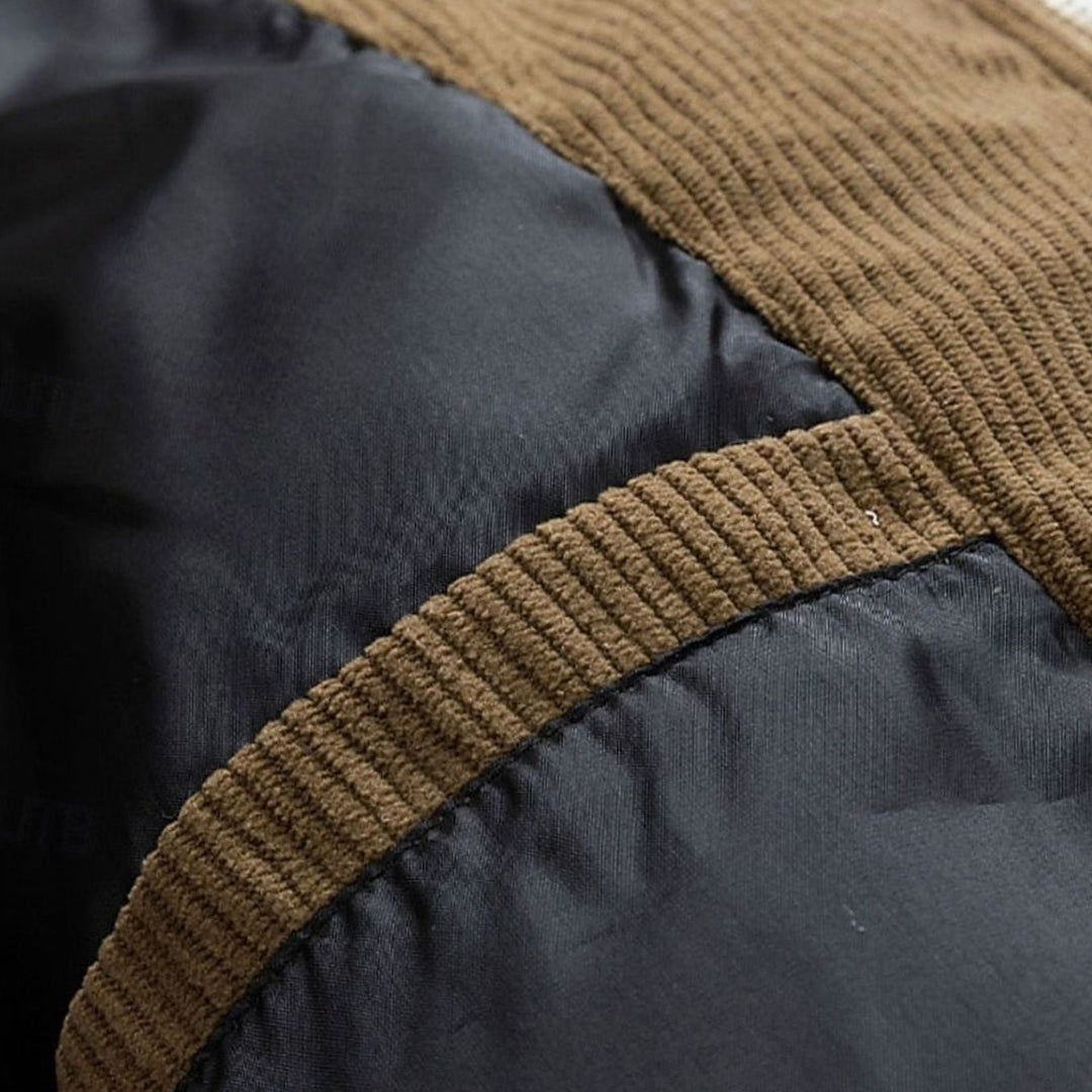 Moda hombre: chaqueta acolchada bicolor con capucha, ropa esencial de abrigo para el frío.