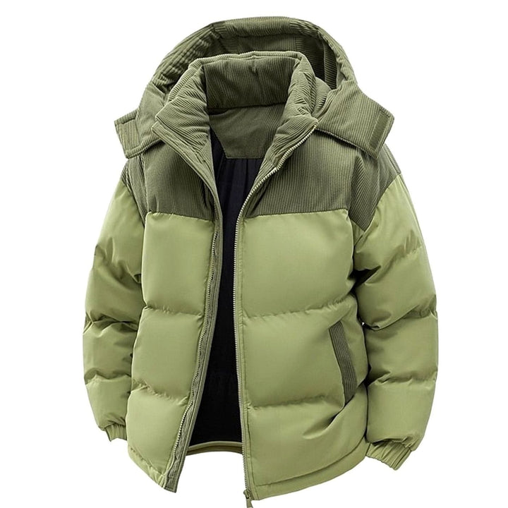 Detalle de chaqueta acolchada bicolor para hombre con capucha, tejido cálido de invierno.