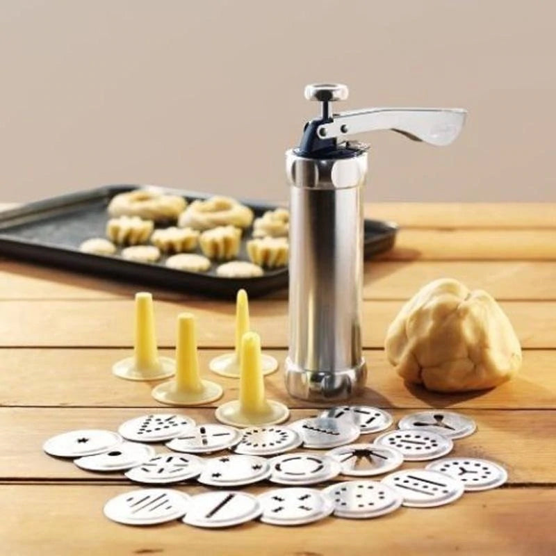 Prensa de galletas de acero inoxidable limpia, lista para guardar; utensilio esencial de cocina.