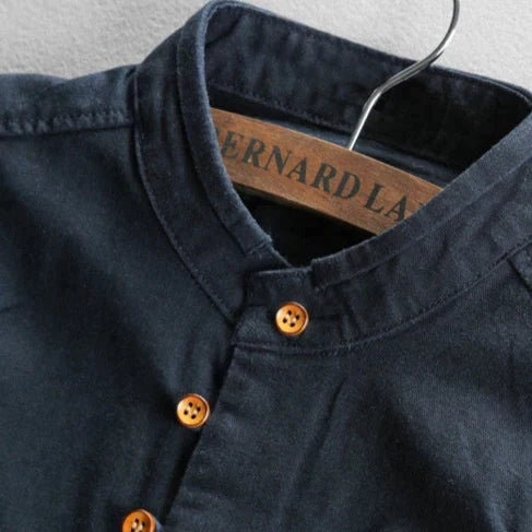 Camisa de hombre con estampado de katana. Ropa masculina casual, ideal para un estilo elegante y diferente.