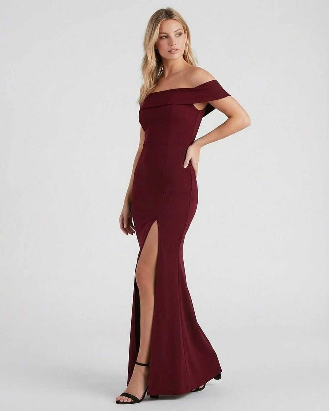 Vestido blanco formal de mujer, corte maxi y estilo hombros descubiertos, ideal para eventos elegantes.