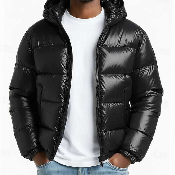 Chaqueta urbana acolchada de hombre en charol, con capucha. Moderna y cálida para el exterior en invierno.