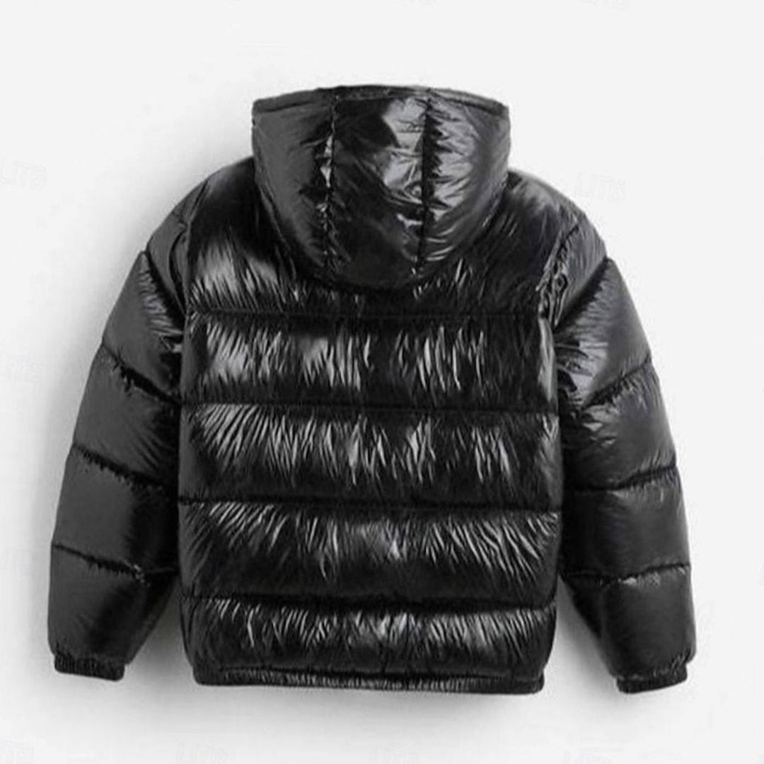 Chaqueta de hombre acolchada con capucha y acabado charol brillante. Un abrigo urbano esencial para el frío.