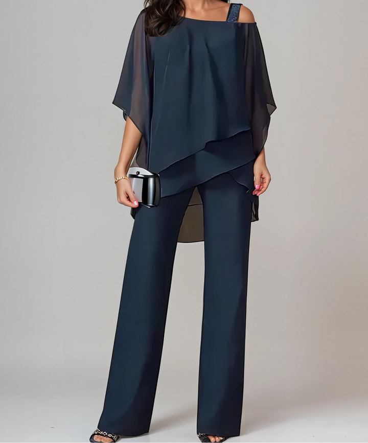 Mujer vistiendo un conjunto de dos piezas, combinando elegancia y comodidad para la moda de verano.
