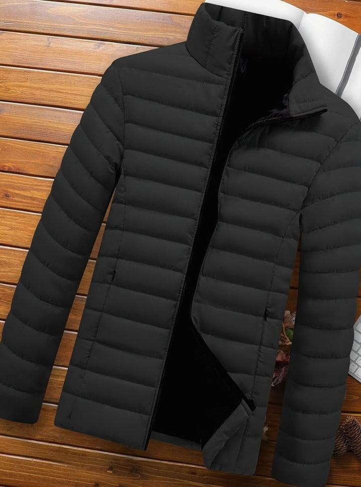 Chaqueta acolchada de hombre, ligera y cómoda, con cierre de cremallera.