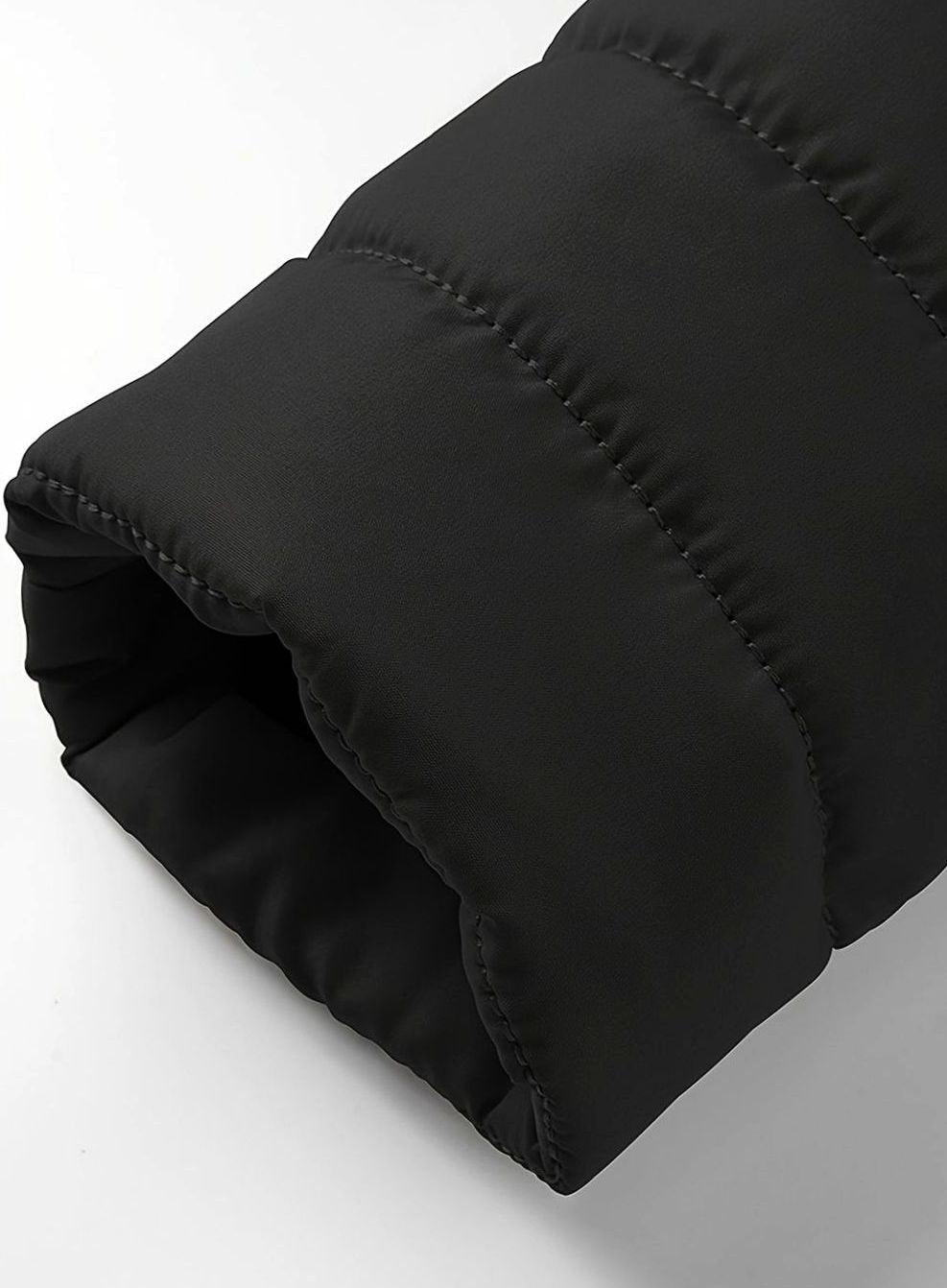 Ligera chaqueta acolchada para hombre, con cremallera frontal y prácticos bolsillos.
