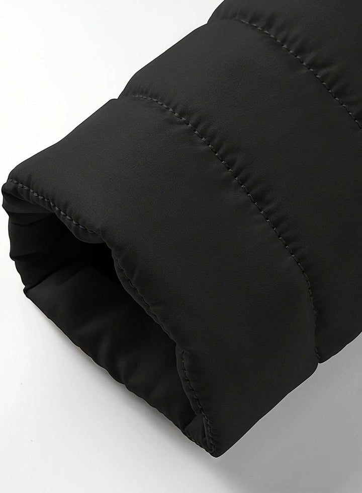 Ligera chaqueta acolchada para hombre, con cremallera frontal y prácticos bolsillos.