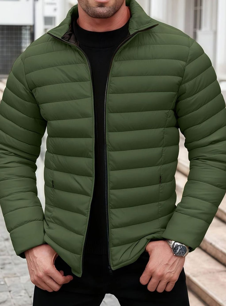 Cortavientos acolchado de hombre, ligero y versátil, con cremallera y bolsillos.