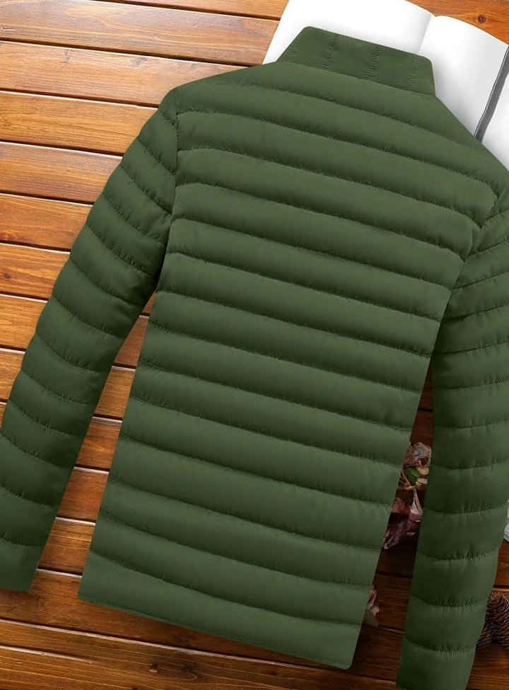 Abrigo exterior ligero para hombre, acolchado, con cremallera para mayor confort.