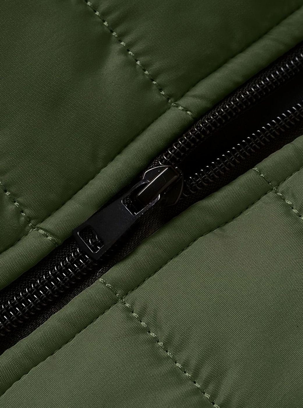 Ligero abrigo acolchado de hombre, ideal para exteriores, con cremallera.