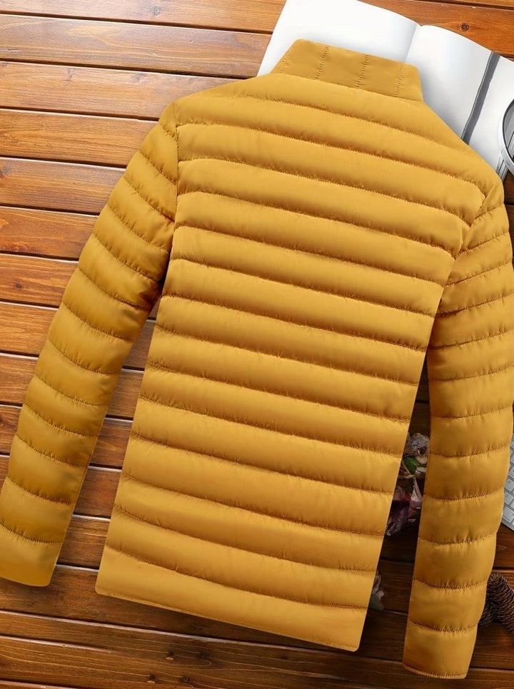 Chaqueta ligera de hombre, acolchada, con cremallera frontal y bolsillos laterales.