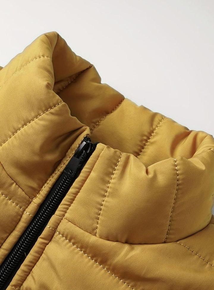 Cortavientos acolchado para hombre, perfecto como abrigo de invierno casual.