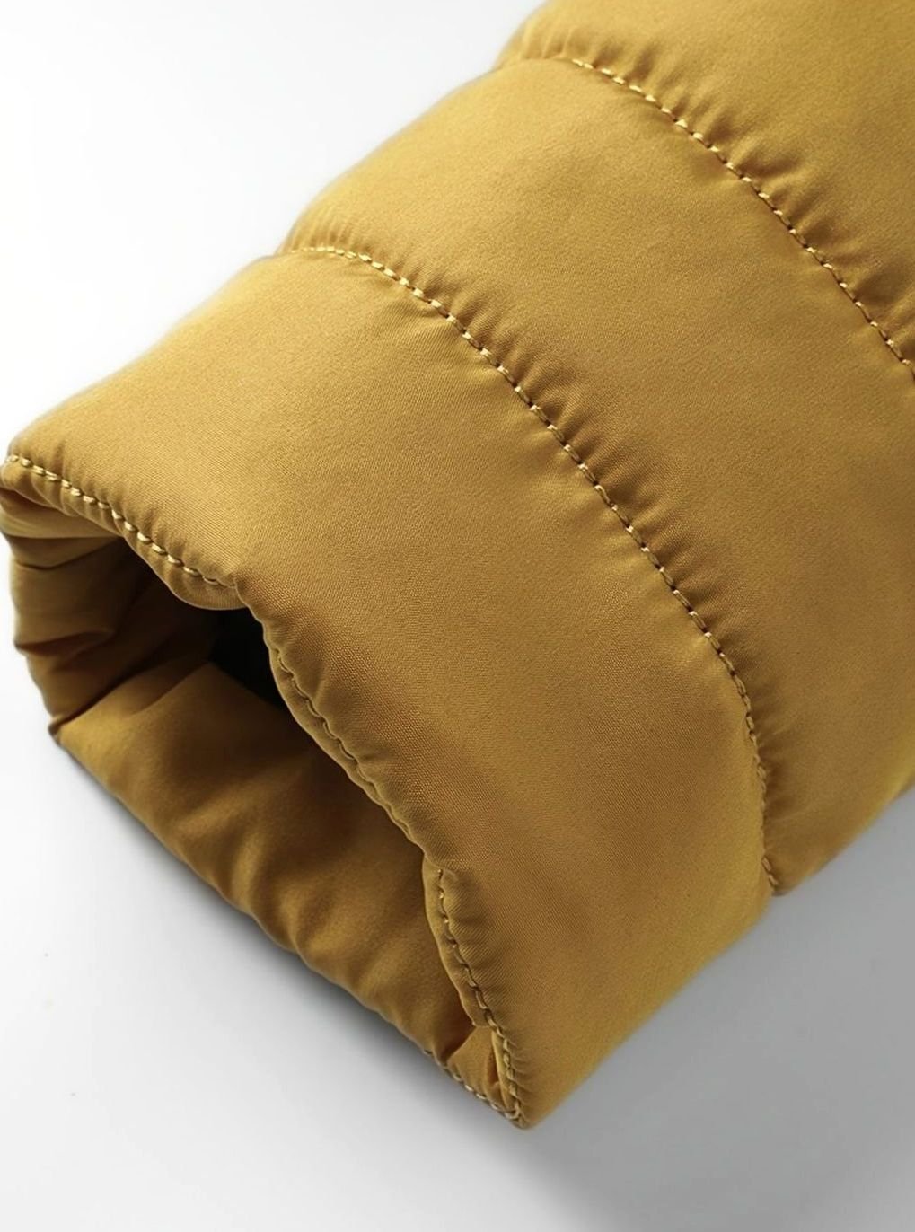 Chaqueta casual acolchada para hombre, con diseño ligero y cierre de cremallera.