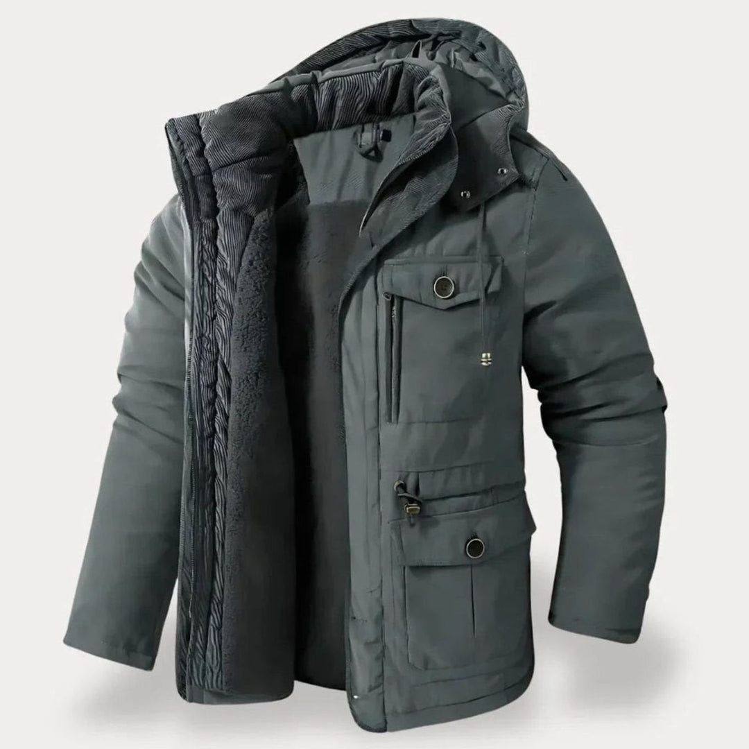Hombre usando parka acolchada cálida y con capucha en la ciudad, perfecta para protegerse del frío extremo.