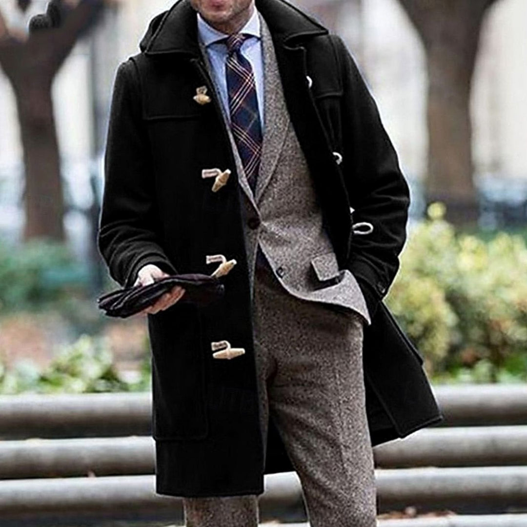 Ropa exterior: abrigo de invierno azul marino para hombre con capucha. Estilo clásico, cierres toggle para calidez y elegancia.