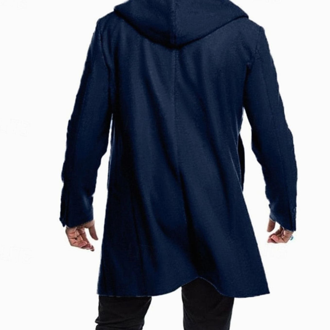 Elegante abrigo largo negro de hombre con capucha y botones toggle. Perfecto para el invierno, ofrece calidez y estilo clásico.