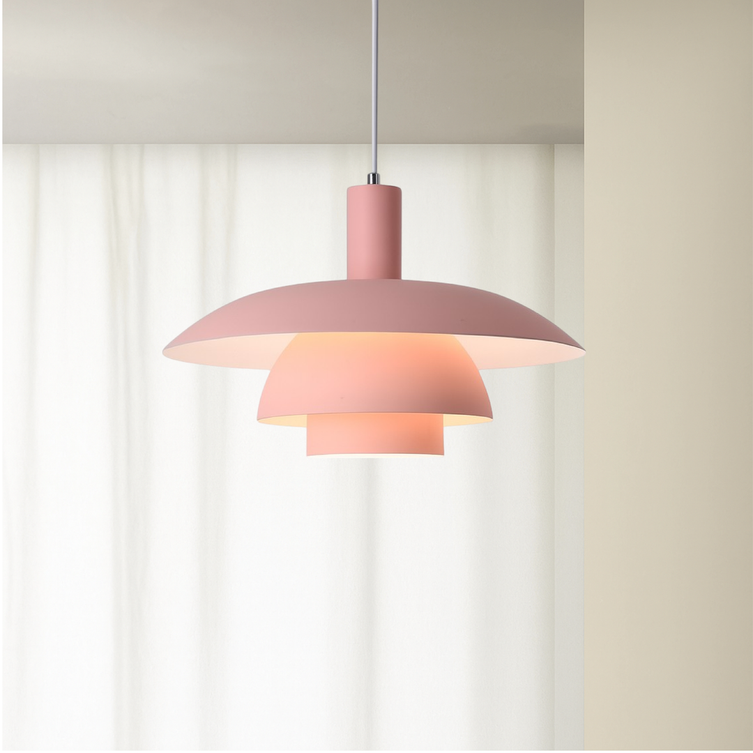 Lámpara colgante de aluminio pulido, ideal para crear un ambiente sereno.