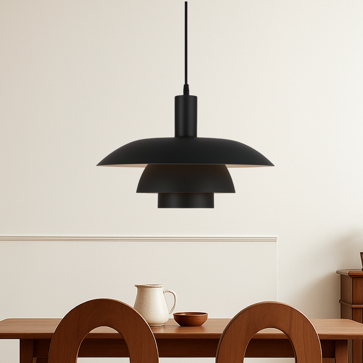 Ambiente sereno con lámpara colgante minimalista de estilo escandinavo.