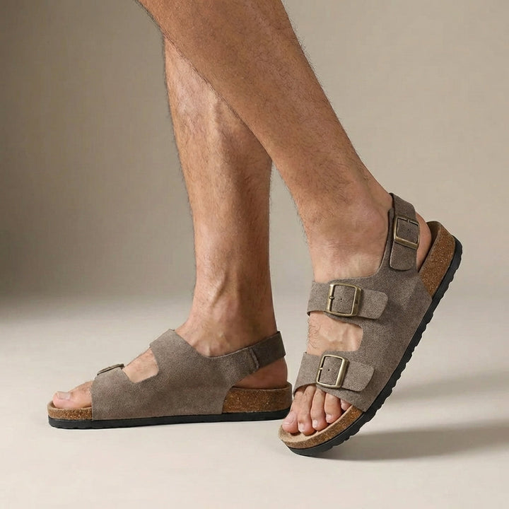 Sandalias de hombre ergonómicas con suela cómoda, ideales para paseos de verano y uso diario.