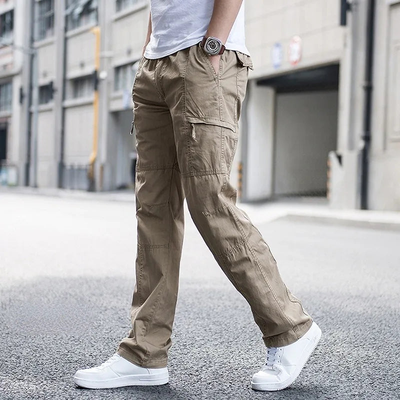 Pantalones cargo utilitarios para hombre, diseño casual y máxima comodidad. Estilo urbano versátil.
