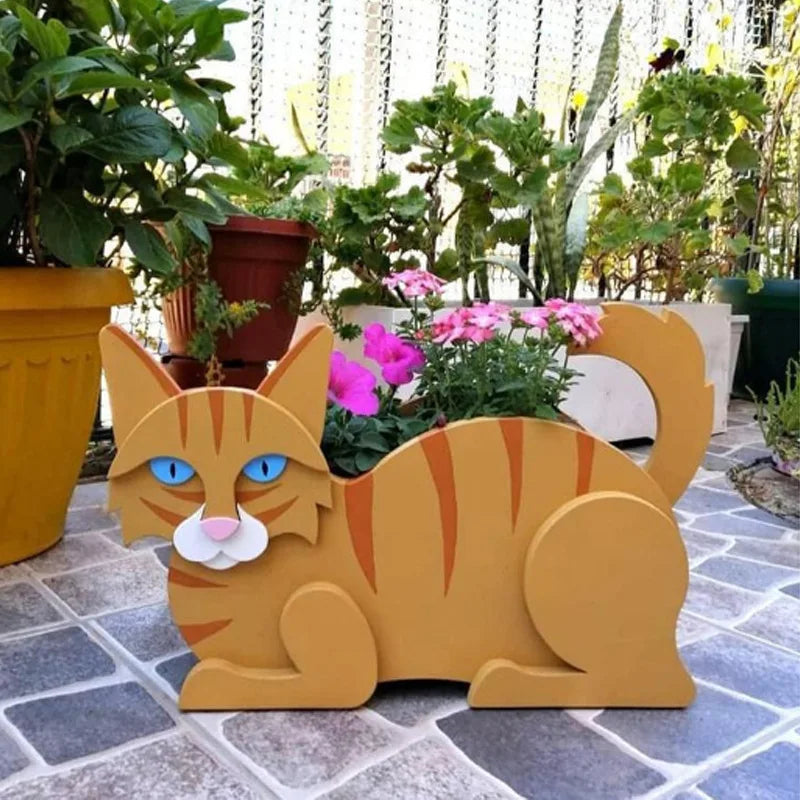 Figura de gato decorativa que funciona como maceta para plantas de exterior.