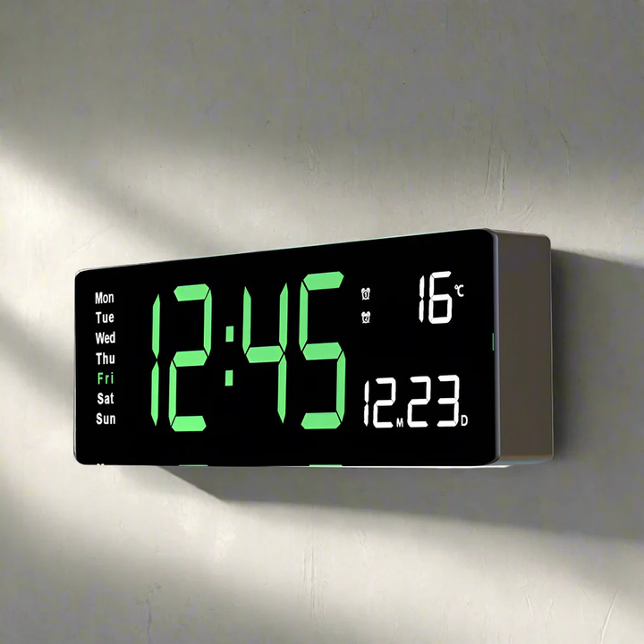 Detalle de reloj digital LED USB, mostrando la hora en números grandes y claros, accesorio hogar.