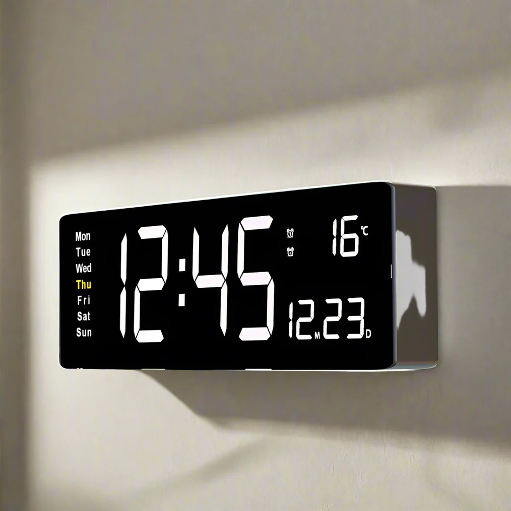 Vista frontal de reloj LED con dígitos luminosos y fondo oscuro, mejora cualquier decoración.