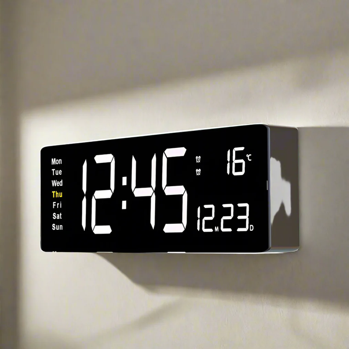 Vista frontal de reloj LED con dígitos luminosos y fondo oscuro, mejora cualquier decoración.