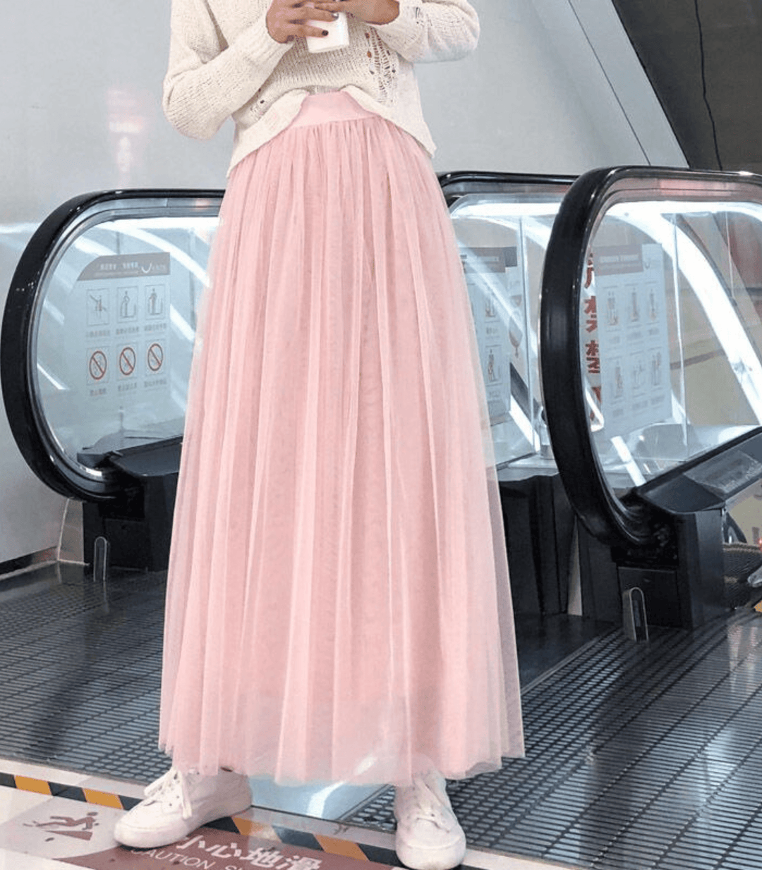 Maxi falda bohemia de mujer, cintura alta y caída fluida, ideal para un estilo relajado y chic de verano.