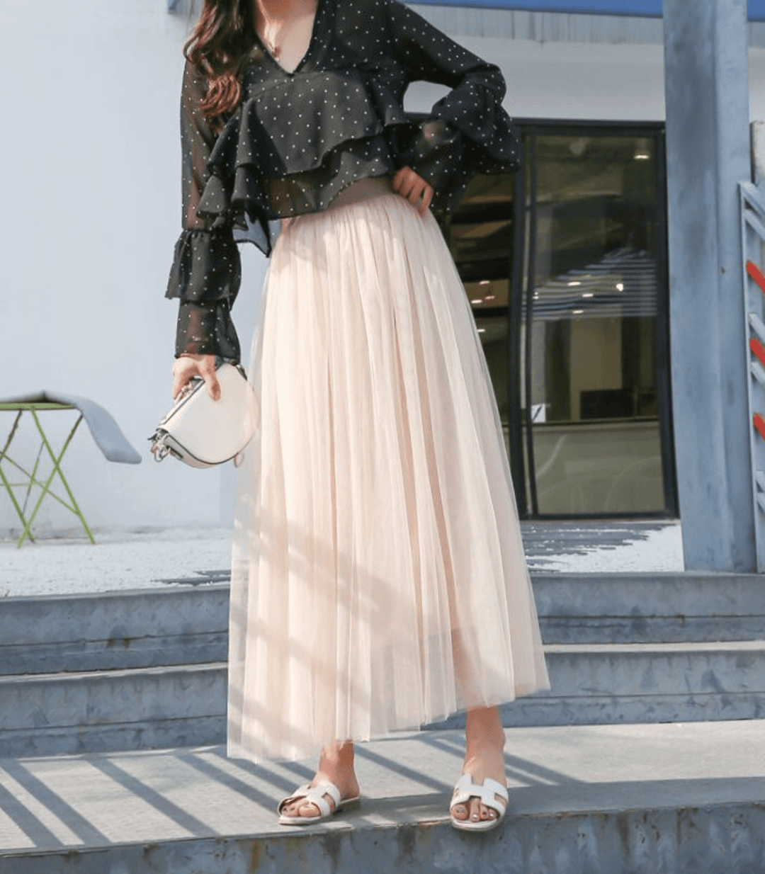 Elegante falda larga para mujer, con cintura alta y diseño estilizado, perfecta para un look sofisticado.