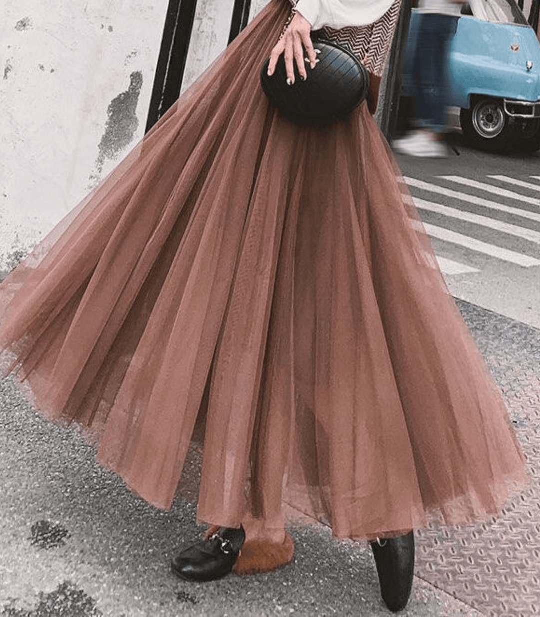 Falda larga de mujer con cintura alta, estilizada y flujo ligero, ideal para moda de verano.