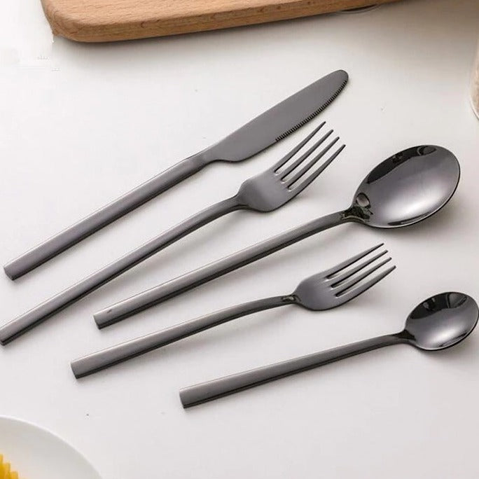 Cubiertos modernos de acero inoxidable color oro para 6. Set de vajilla de lujo para decorar la mesa.