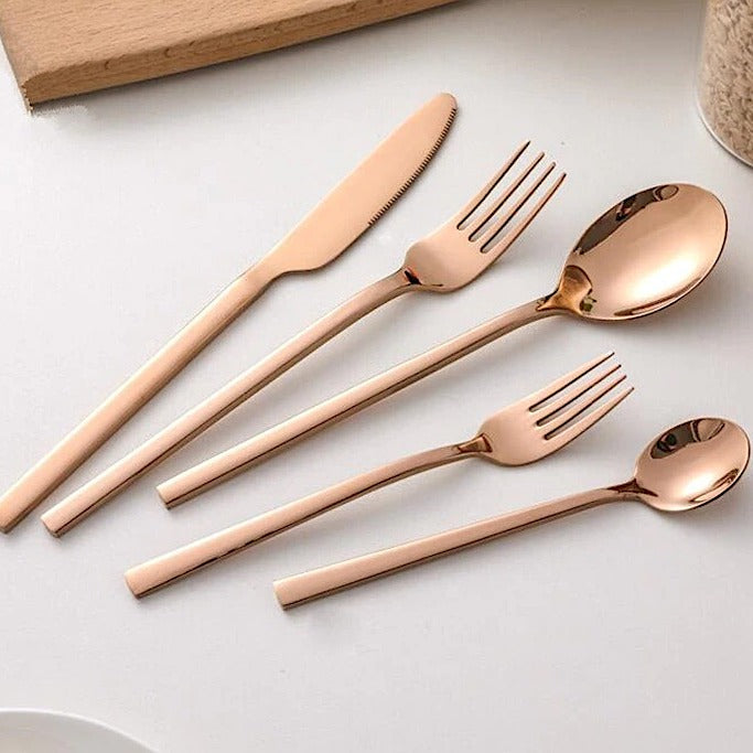 Set de cubiertos de mesa negros de lujo para 6. Vajilla de acero inoxidable para comedor sofisticado.