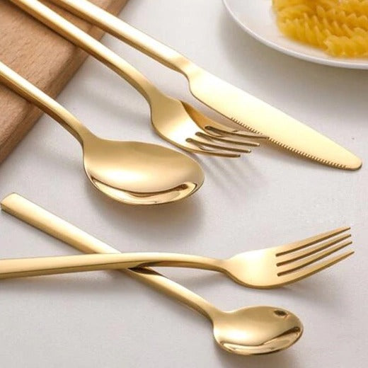 Juego de cubiertos de plata en acero inoxidable para 6 personas. Utensilios de mesa modernos para hogar.