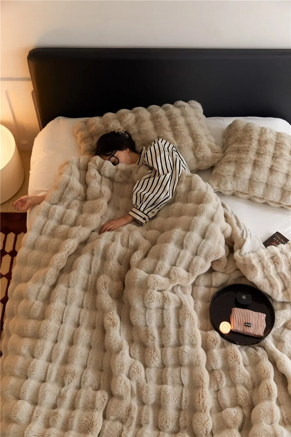 Manta aterciopelada ultracálida para sofá, tejido suave y confortable en el hogar.