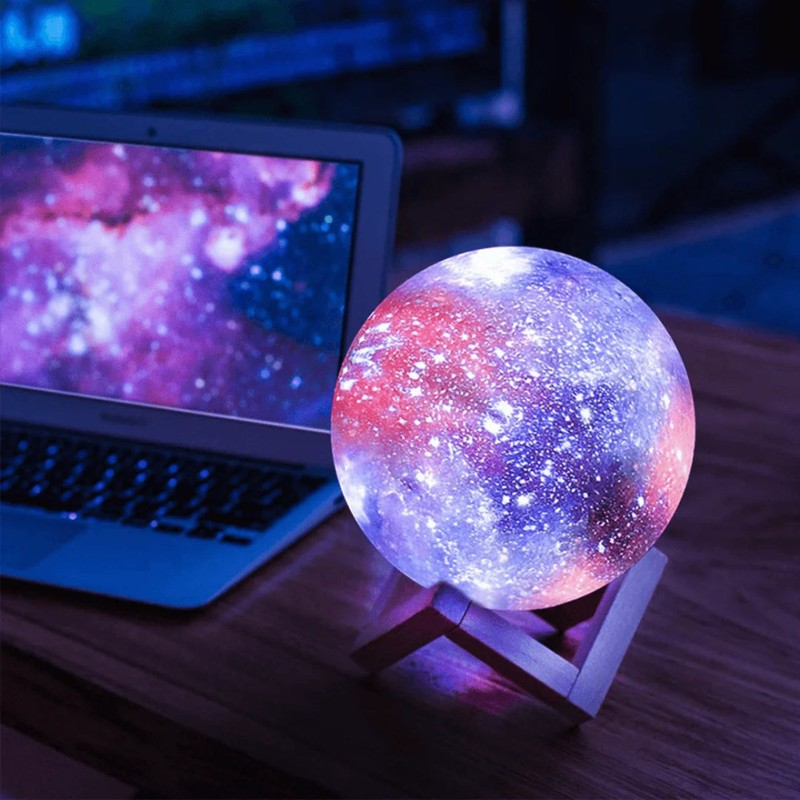 Lámpara de luna galaxia como elemento decorativo moderno, ofreciendo 16 colores y luz ambiental para el hogar.
