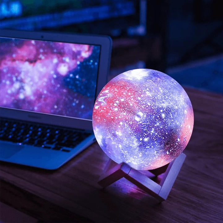 Lámpara de luna galaxia como elemento decorativo moderno, ofreciendo 16 colores y luz ambiental para el hogar.