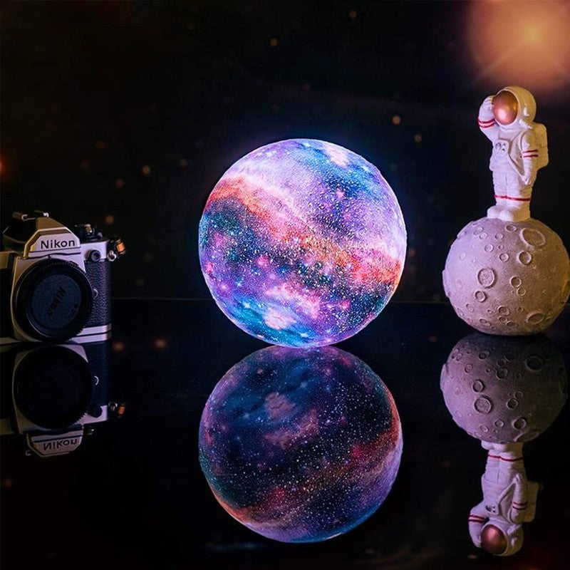 Luz nocturna de luna LED con 16 colores ajustables por control remoto, ideal como regalo para niños o adultos.